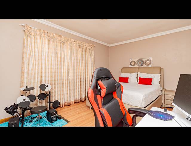 3 BEDROOM TOWNHOUSE FOR SALE IN ELANDSHAVEN